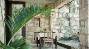 a dining room with a table and a plant at Coqui Coqui Papholchac Coba Residence & Spa in Coba