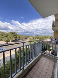 a balcony with a view of a street at Ruby Suites I Apto en Valledupar I Lujo y Confort I Aire en todas las habitaciones in Valledupar