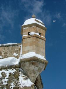 Una chimenea de ladrillo con nieve encima. en studio MONT LOUIS, en La Cabanasse