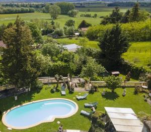 an aerial view of a yard with a swimming pool at Le Jardin Suspendu in Chivres