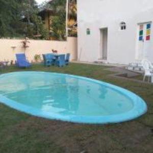 a large blue frisbee in the yard of a house at Pousada Bromelias in Imbassai