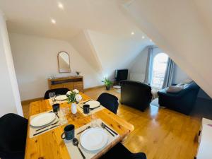 a dining room with a wooden table and chairs at Giebelglück - 3 Zimmer, direkt an der UniKlinik, 2 Schlafzimmer, 4 Gäste, WLAN in Würzburg