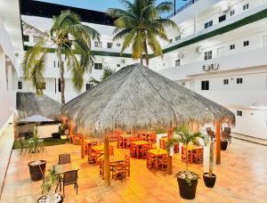 an overhead view of a restaurant with tables and palm trees at Hotel Palmeras Los Cabos in Cabo San Lucas
