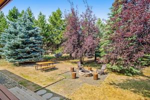 a backyard with a fire pit and a table and chairs at Sunset Cabin in McCall