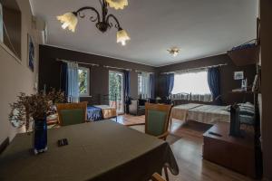 salon ze stołem jadalnym i sypialnia w obiekcie Villa Lugano w Rovinj