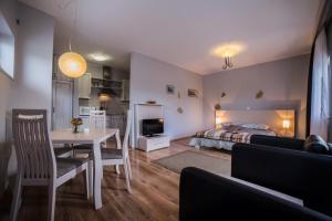 salon z łóżkiem i stołem oraz sypialnia w obiekcie Villa Lugano w Rovinj