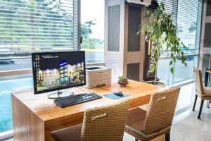 TV a/nebo společenská místnost v ubytování Amoureux Resort