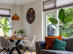 a living room with a couch and a table at Dorpskaemer in Warmenhuizen