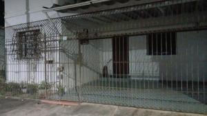 a cage in front of a building at Casa 3 Quartos Espaço Luxemburgo in Anápolis