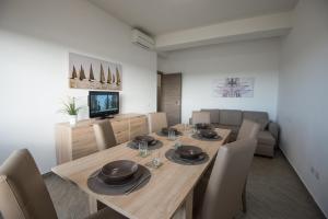 uma sala de jantar com uma mesa de madeira e cadeiras em La Casa del Porto Apartment em Civitavecchia
