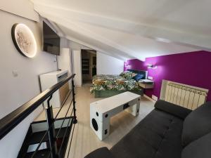 a small room with a bed and purple walls at Alójate en Vigo! Casa bien equipada in Vigo