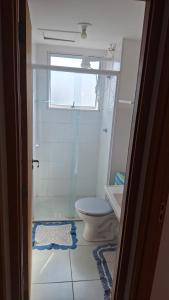 a bathroom with a shower and a toilet and a window at Bélgica in Presidente Prudente
