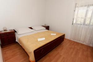 a bedroom with a bed with two pillows on it at Apartment Mandre 4105a in Kolan