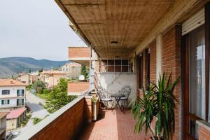 a balcony with a table and chairs on a building at Appartamento Melo Grano in Tuoro sul Trasimeno