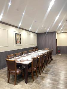 a large conference room with a long table and chairs at Khách Sạn Phượng Vĩ in Cà Mau