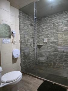 a bathroom with a glass shower with a toilet at HOTEL PUEBLO BONITO in Zacatlán