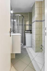 プラヤ・デ・ラス・アメリカスにあるEl Dorado Santiago Puigのバスルーム(シャワー、洗面台、トイレ付)