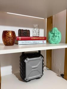 a shelf with books and a computer on it at Departamento Salomé in Eduardo Castex