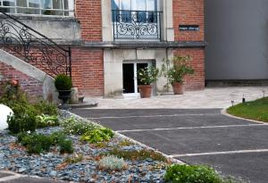 ein leerer Parkplatz vor einem Backsteingebäude in der Unterkunft Maison M Troyes in Troyes