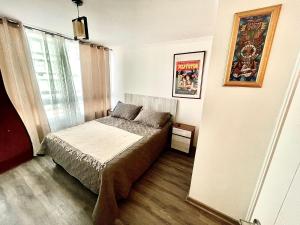 a small bedroom with a bed and a window at Edificio Lynch- Sector Centro Depto Full Equipado 2D2B Estacionamiento in Iquique