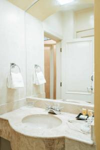 a bathroom with a sink and a large mirror at Cumbres Hotel y Cabañas in Gómez Farías +44 photos