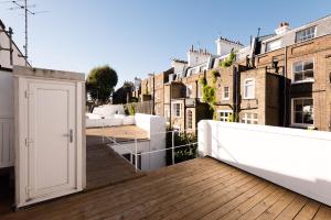 Gallery image of The Harrods Mews - Modern 4BDR + Rooftop & Garage in London