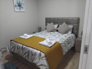 a bedroom with a bed with two towels on it at Arco-Íris in Ponta do Sol