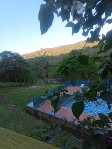 a swimming pool in the middle of a field at Hotel Campestre Lucila in Estación El Salto