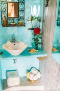 a blue bathroom with a sink and a sink at Casa Inspirada in Los Estancos