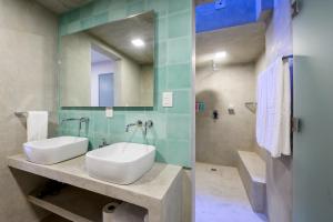 a bathroom with a sink and a mirror at MATAMOROS 2 · Refugio Céntrico con Piscina in Oaxaca City