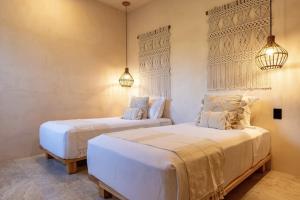 two beds in a room with two lamps at PH POINTE · Luxury Penthouse with Pool in Brisas de Zicatela