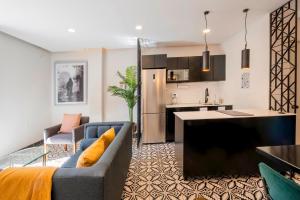 a living room with a couch and a kitchen at INDEPENDENCIA 2 · Small and Modern Apt for four in Oaxaca City