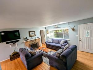 a living room with two couches and a tv at Heron House - Hot Tub And Wine Tastings Included in Healdsburg +22 photos
