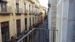ジローナにあるSleepin Gironaの二棟の間の路地の眺め