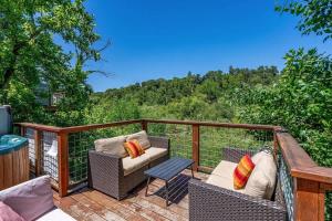 a deck with wicker chairs and a table at River View Lodge - Hot Tub And Tastings Included in Healdsburg