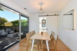 a dining room with a table and chairs at Fitch St Escape - Wine Tastings Included in Healdsburg