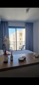 a bedroom with a table with flowers and a window at Centro suite II in Santiago del Estero