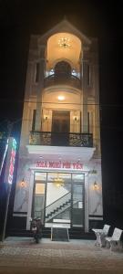 a building with a sign on the front of it at Nhà Nghỉ Phi Yến in Phụng Hiệp