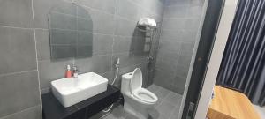 a bathroom with a toilet and a sink at Nhà Nghỉ Phi Yến in Phụng Hiệp