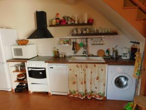 cocina con fregadero y lavadora en Casa el Cuco, en Navarredonda de Gredos