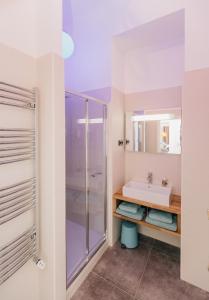 La salle de bains est pourvue d'une douche et d'un lavabo. dans l'établissement Urbano Styles Downtown Budapest, à Budapest