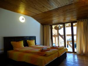 Llit o llits en una habitació de Krai Potoka