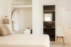 Habitación blanca con cama y lavabo en Naxian Collection - Small Luxury Hotel of the World, en Stelida