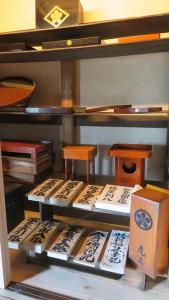 a shelf with books and two stools and a box at 尾上邸 日本遺産の一棟貸し 離島の宿 in Marugame +14 photos
