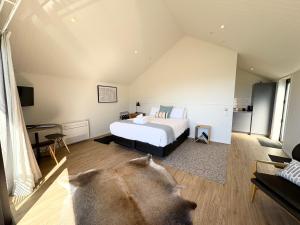 a bedroom with a bed in a room at The Quarters Unit 2 - Lake Tekapo in Lake Tekapo