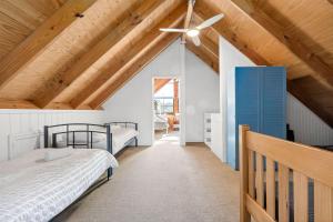 a bedroom with two beds and a wooden ceiling at The Great Escape in Marengo