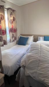 two beds sitting next to each other in a bedroom at Beach getaway in King's Lynn