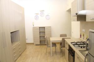Η κουζίνα ή μικρή κουζίνα στο B&B Flower's House +21 φωτογραφίες