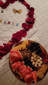 a plate of fruit and crackers on a bed at Glamping Encanto Amazónico Macas in General Proaño +27 photos