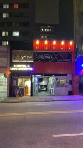 a store on the side of a street at night at Hotel Love Augustta in São Paulo